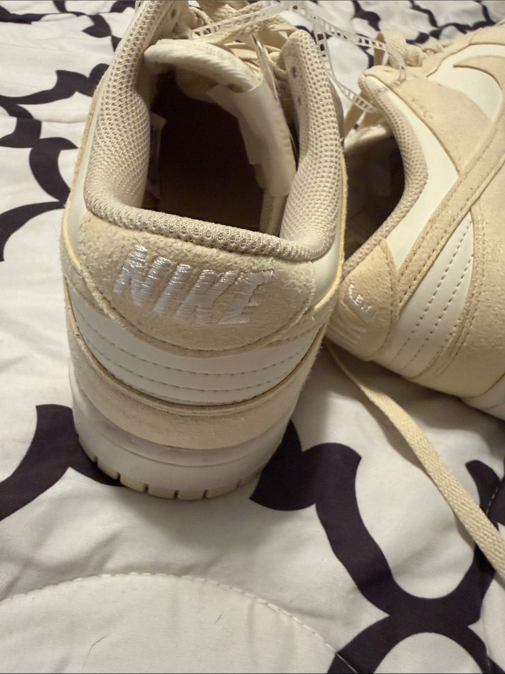 NWT!! Nike Low-Top Sneakers in Cream and Off-White - Picture 5 of 8